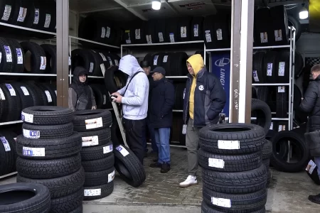 VIDEO/ Prima ninsoare i-a motivat pe șoferii din nordul țării să-și cumpere anvelope de iarnă