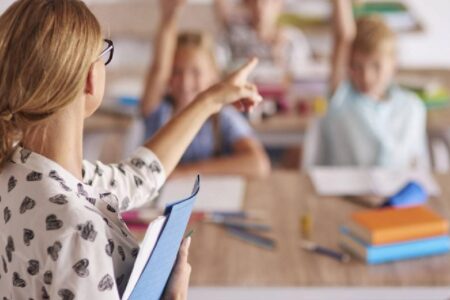 Salariile profesorilor: Continuă disputa între Primărie și Ministerul Educației