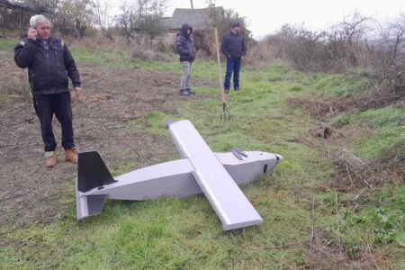 Drona, căzută în satul Fîrlădeni din raionul Căușeni, a nimerit în grădina unui gospodar din centrul localității