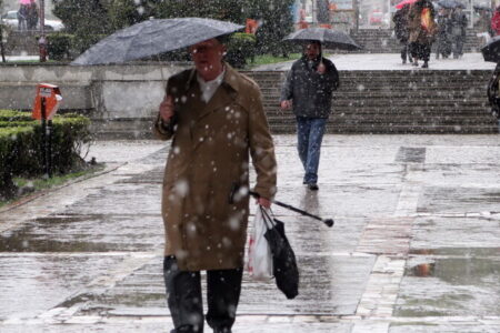 Vremea se mai încălzește, însă nu scăpăm de precipitații