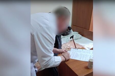 Medicul care a ștampilat la alegeri și referendum în locul bătrânilor din azilul din Comrat a fost  trimis pe banca acuzaților