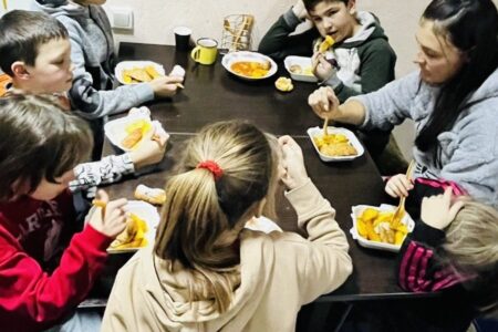 „Noi niciodată nu am avut casa noastră”. Donează ca Angela și copiii ei să aibă o casă