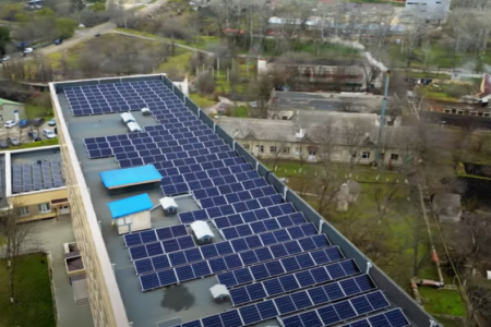 VIDEO/ Spitalul Raional Nisporeni a devenit mai eficient energetic după instalarea a 242 de panouri solare