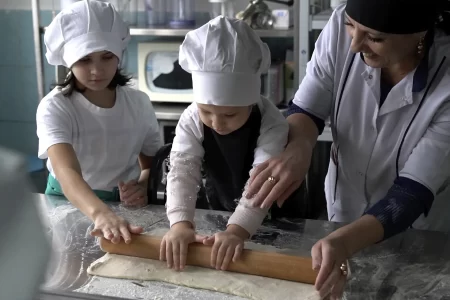 VIDEO/ Copiii de la Centrul de plasament „Amic” din satul Larga, raionul Briceni au devenit bucătari șefi pentru câteva ore