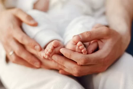 În Moldova se nasc tot mai puțini copii. Fiecare al cincilea – născut în afara căsătoriei