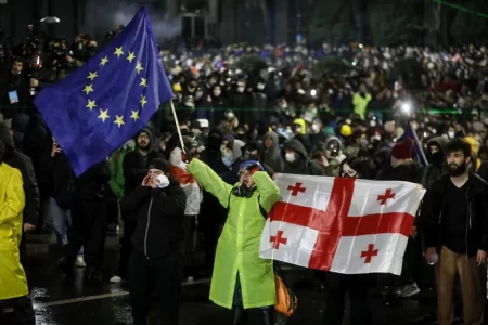Continuă protestele în Georgia. Mii de persoane s-au adunat în fața parlamentului