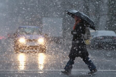 Temperaturi scăzute, precipitații sub formă de ninsoare și lapoviță