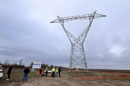 VIDEO/ Lucrările de construcție a Liniei Electrice Aeriene Vulcănești-Chișinău sunt în plină desfășurare și pe timp de iarnă