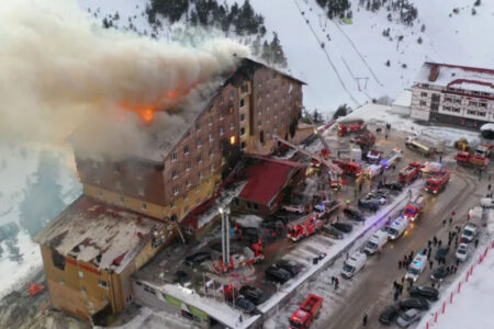 Incendiu masiv la un hotel din Turcia. Cel puțin 10 persoane au murit