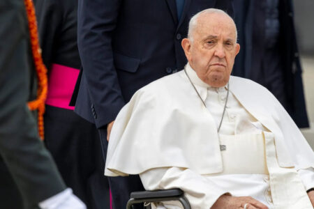 Papa Francisc rămâne internat în spital