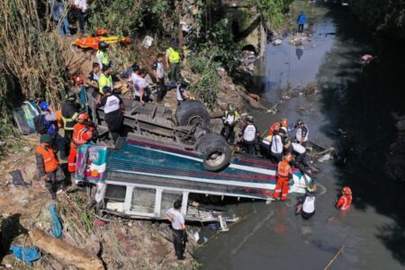 Trei zile de doliu în Guatemala, după un accident de autobuz. Cel puțin 50 de persoane au murit
