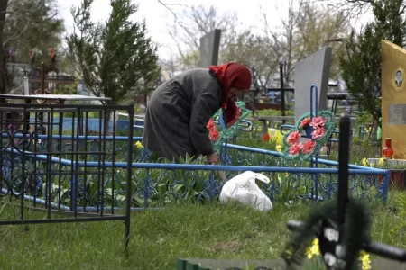 VIDEO/ A început mare curățenie în cimitire: „Ei simt tot ce facem pentru ei. Îi îngrijim să fie curat, frumos, amenajat”