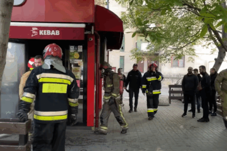 VIDEO/ Incendiu la un local de tip fast-food din Capitală. 30 de persoane au fost evacuate